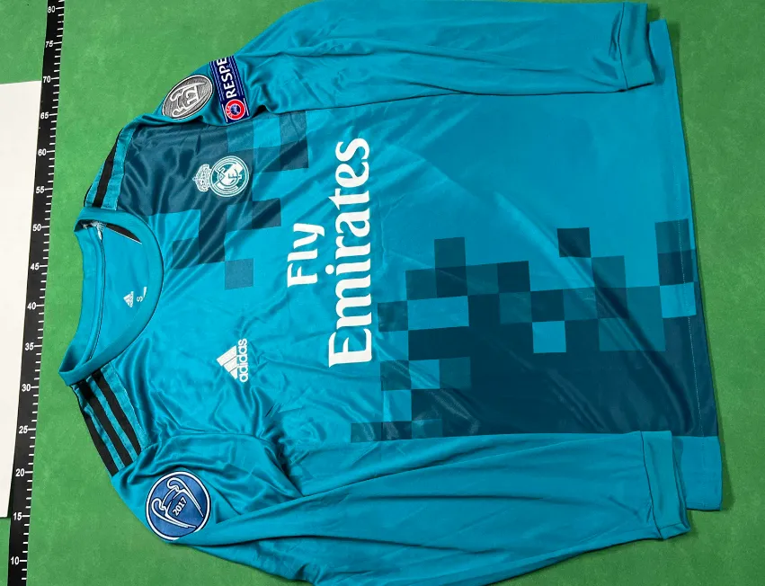 RealMadri retro 2017-18 long third thumbnail 2